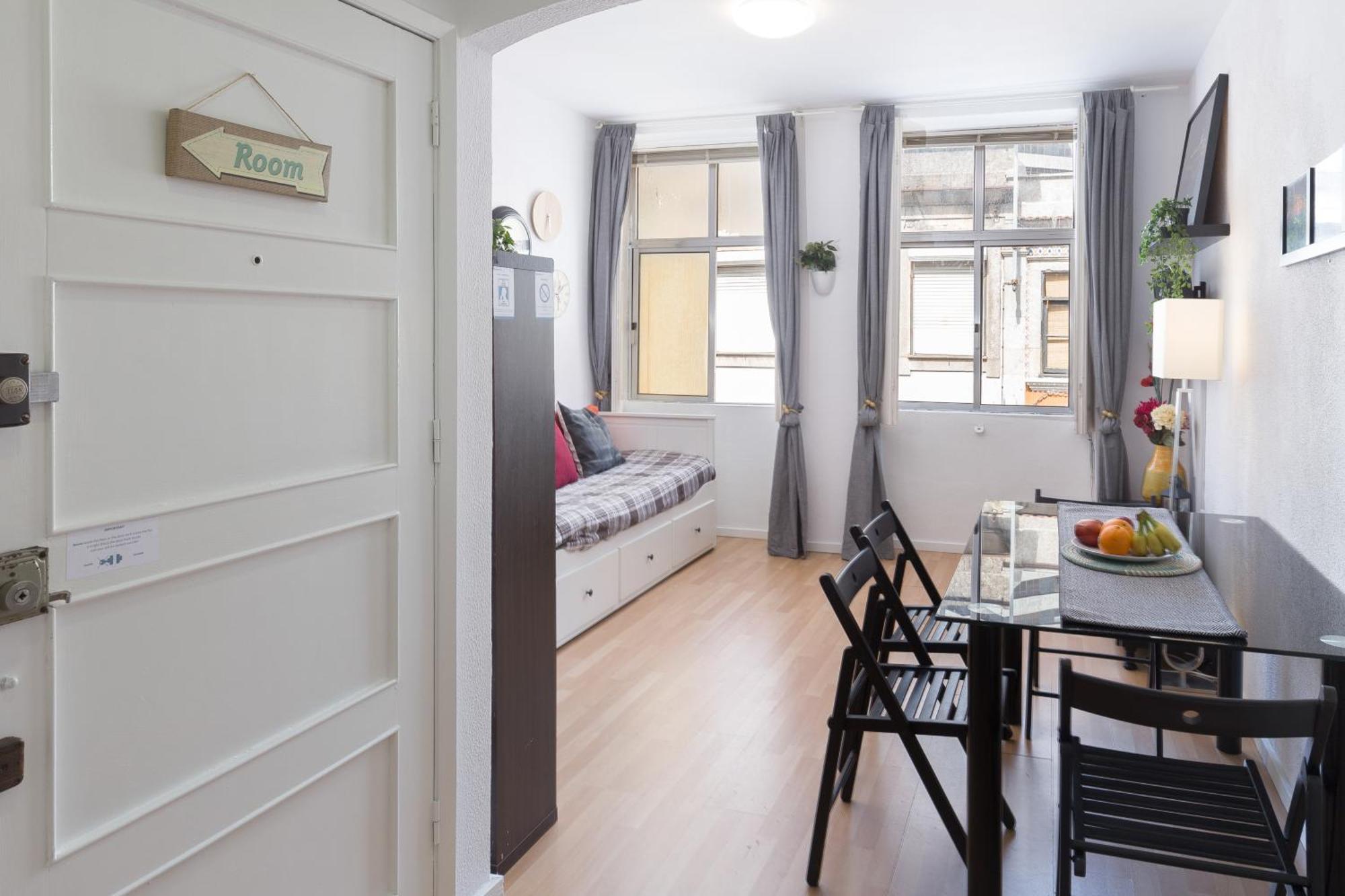 Host Wise - Large Flat W Terrace - Ace Location At Aliados Daire Porto Oda fotoğraf