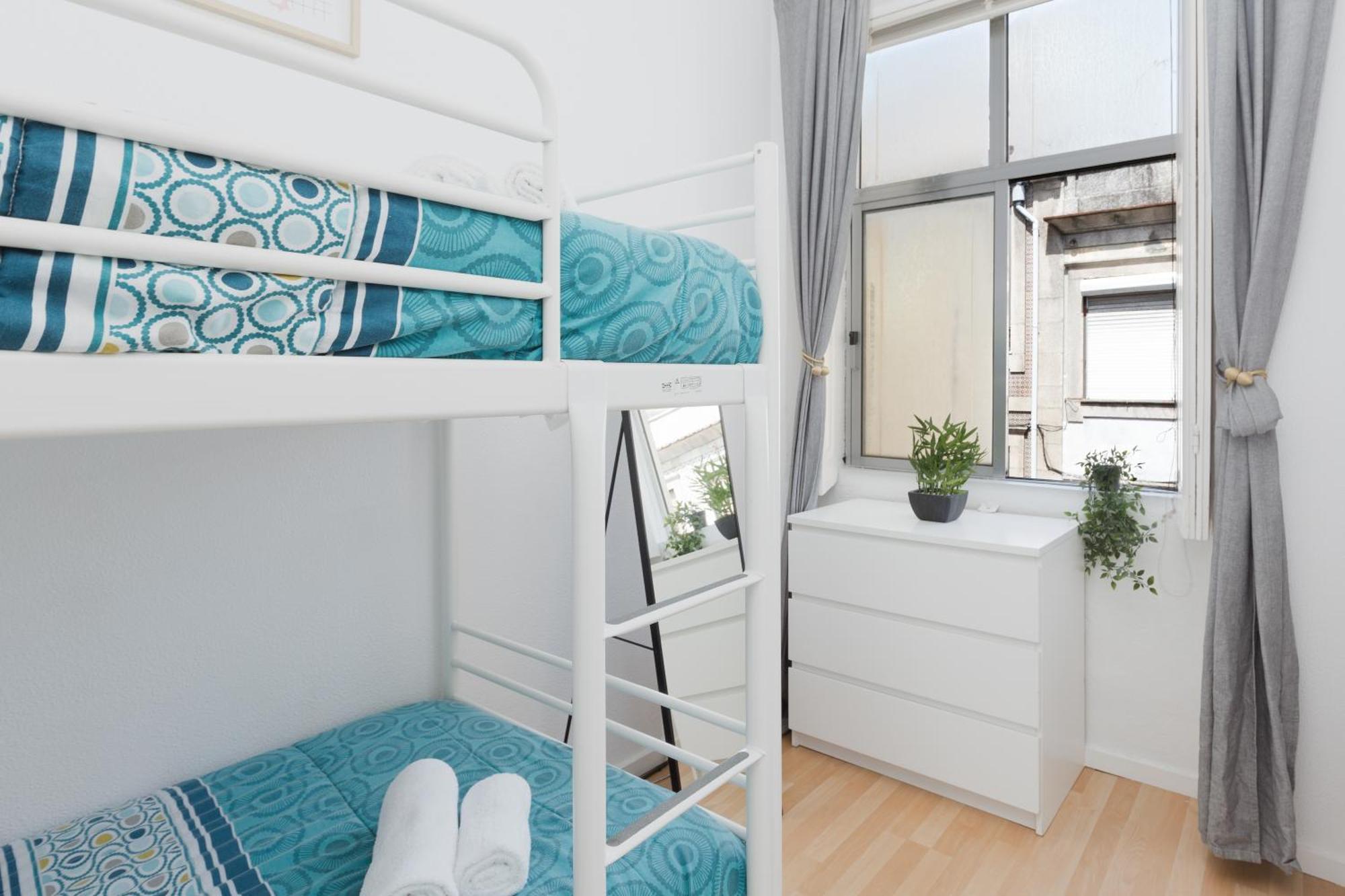 Host Wise - Large Flat W Terrace - Ace Location At Aliados Daire Porto Oda fotoğraf